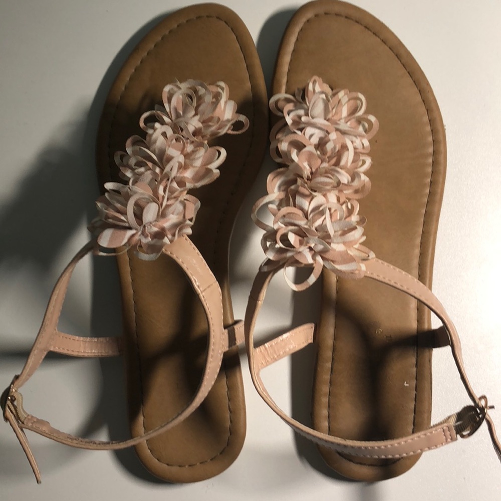 Really cute ruffled pink sandals!